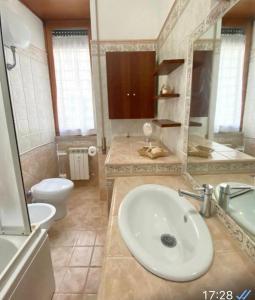 Ванная комната в Largo Leopardi apartment