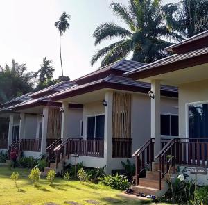 une maison avec des panneaux solaires sur le toit dans l'établissement Lay Back Villa C1with kitchen & High Speed Internet, à Krabi