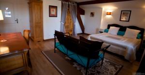 sypialnia z łóżkiem i salonem w obiekcie Room in Guest room - Londres guest room in the heart of the vineyard w mieście Badens