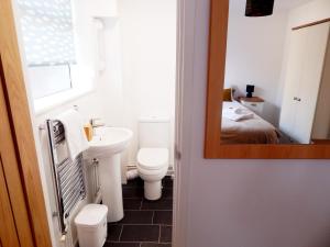 Ένα μπάνιο στο Modern, well located en-suite rooms with parking - Orbitat Accommodations +162 φωτογραφίες