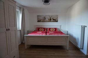 Postel nebo postele na pokoji v ubytování Ferienwohnung Jenbachtal