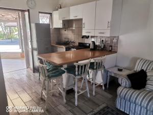 een keuken met een tafel en stoelen en een bank bij Sea Scapes Holiday Apartment in Margate