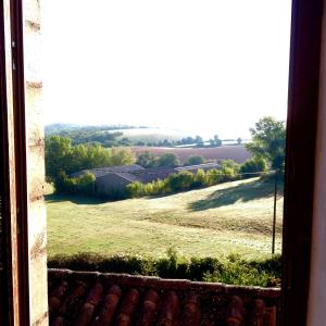 widok pola z okna w obiekcie gîte pour amoureux ambiance Japon w mieście Rebourguil