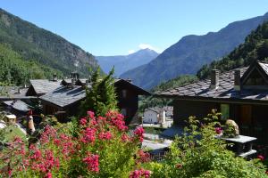 アンテイ・サンタンドレにあるMaison du Tatàの山を背景にした村の風景