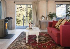 Sala de estar con sofá rojo y mesa de centro en 17pounds Country Estate & Aqua Wellness Retreat, en Bullarto