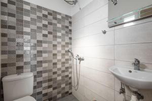 Deluxe Apartment LA في لاريسا: حمام مع مرحاض ومغسلة