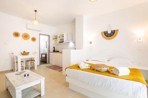 Postel nebo postele na pokoji v ubytování Anemos Guest Apts
