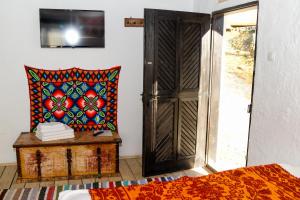 Cette chambre comprend un lit, un oreiller et une table. dans l'établissement Satu Muscelean, à Albeștii de Muscel