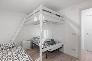 Litera blanca en un dormitorio blanco en Free parking, casa independiente, en Madrid
