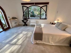 Ένα ή περισσότερα κρεβάτια σε δωμάτιο στο Villa Sa Torre Blanca
