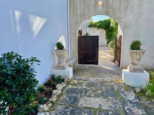 una entrada a una casa con dos jarrones y una puerta en Villa Sa Torre Blanca, en Colonia de San Pedro