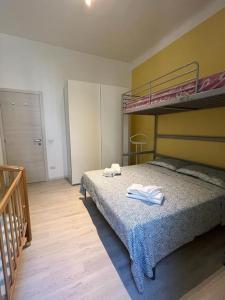 a bedroom with a bunk bed with two towels on it at Appartamento in zona Bocconi in Milan