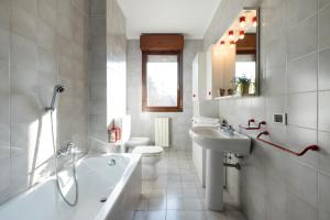 We Home - HOUSE OF STARS - Bologna في بولونيا: حمام مع حوض ومغسلة ومرحاض
