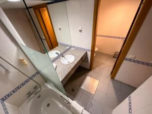 uma vista panorâmica de uma casa de banho com 2 lavatórios e um chuveiro em Hotel Rural Santo Antonio em Arronches