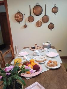 stół z talerzami jedzenia na górze w obiekcie COUNTRY HOUSE CASAMIRIAM w mieście Mirano