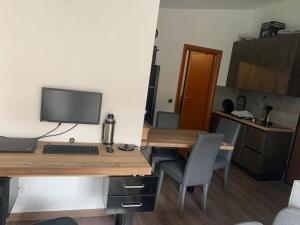 un ufficio con una scrivania con un computer sopra di Attico con terrazzo. a Parma