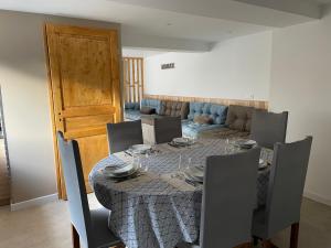 GennevilleにあるLa Charreterie au pays de Honfleurのダイニングルーム(テーブル、椅子、ソファ付)