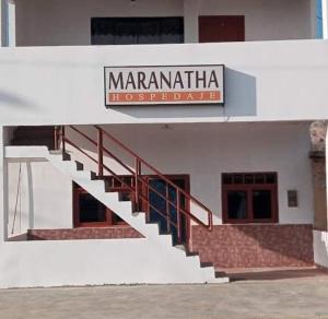 ein Gebäude mit einer Treppe mit einem Schild darauf in der Unterkunft MARANATHA in El Ñuro