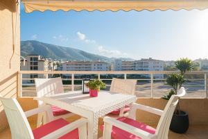 una mesa blanca y sillas en un balcón con vistas en Alborada Golf 1 3D Spaniahome, en Albir