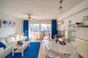 sala de estar con sofá blanco y mesa en Alborada Golf 1 3D Spaniahome, en Albir