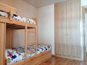 a bedroom with bunk beds and a closet at Apartamento muy espacioso y luminoso Erta 5 in Pla de l'Ermita