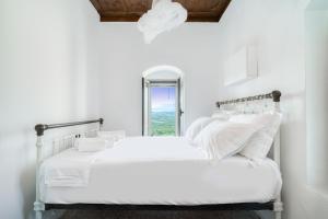Rúm í herbergi á Serenity View - traditional village apartment