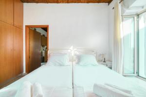 Rúm í herbergi á Serenity View - traditional village apartment