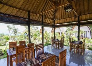 Penida Sunset Ocean View Bungalows外面的花园