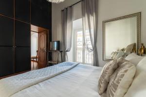 A bed or beds in a room at HospitalityRome Piazza di Spagna View