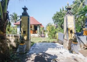 Penida Sunset Ocean View Bungalows外面的花园