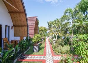 Penida Sunset Ocean View Bungalows外面的花园
