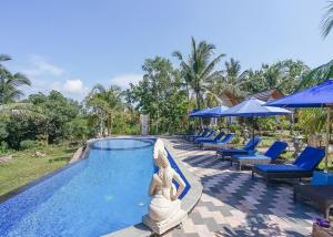 Penida Sunset Ocean View Bungalows内部或周边的泳池