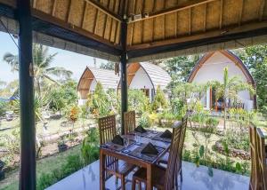Penida Sunset Ocean View Bungalows外面的花园
