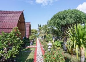 Penida Sunset Ocean View Bungalows外面的花园