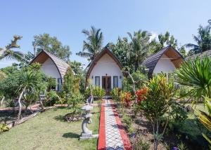 Penida Sunset Ocean View Bungalows外面的花园