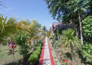 Penida Sunset Ocean View Bungalows外面的花园