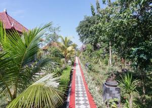 Penida Sunset Ocean View Bungalows外面的花园