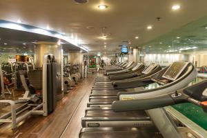 Posilňovňa alebo fitness centrum v ubytovaní Regent Warsaw Hotel