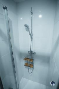 een douche in een badkamer met een glazen deur bij Appartement neuf et moderne dans le centre ville in Bagnols-sur-Cèze