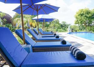Penida Sunset Ocean View Bungalows内部或周边的泳池