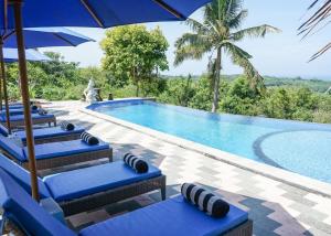 Penida Sunset Ocean View Bungalows内部或周边的泳池