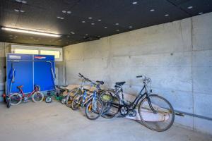 a group of bikes parked next to a wall at “Maison en bord de mer à Loctudy avec vue sur le jardin." in Loctudy