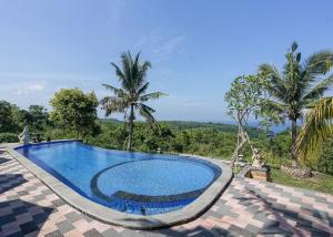 Penida Sunset Ocean View Bungalows内部或周边的泳池