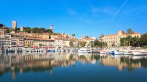 un groupe de bateaux est amarré dans un port dans l'établissement Victoria, à Cannes
