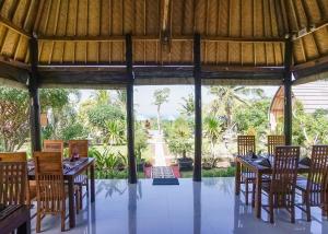 Penida Sunset Ocean View Bungalows外面的花园