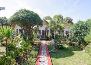 Penida Sunset Ocean View Bungalows外面的花园
