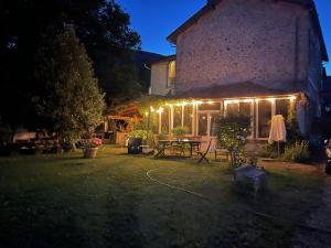 een huis met verlichting op de voortuin 's nachts bij GITE chez "Chambre D'Hôtes Sandra" in Annot +20 foto's