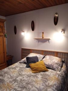 En eller flere senge i et værelse på Sous les mimosas