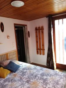 um quarto com uma cama e uma janela em Sous les mimosas em Saint-Jean-de-Monts