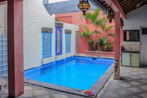 einen Pool im Innenhof eines Hauses in der Unterkunft 5 Bedroom Holiday Villa - Kuta Regency B8 in Kuta